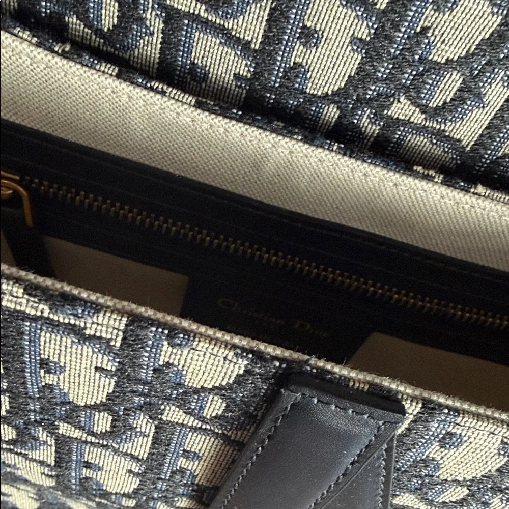 LIKE NEW Dior Blue Oblique Medium Saddle Bag - Picture 5 of 11